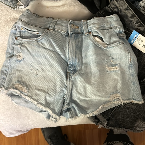 Shorts - Picture 2 of 4